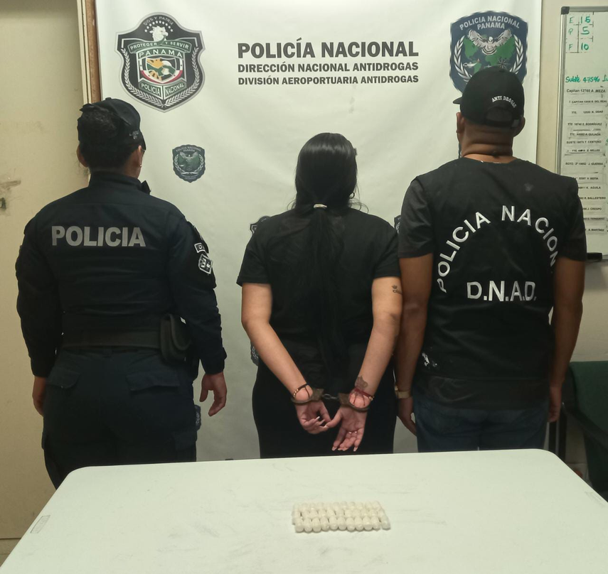 Aprehenden a Colombiana por contener presunta droga en sus partes íntimas.