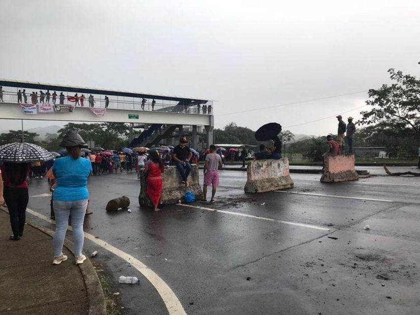 Los manifestantes han cerrado la carretera Panamericana en Chiriquí impidiendo el paso de miles de viajeros.