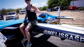 Aeronáutica Civil recibe a la piloto estadounidense Melissa Burns.