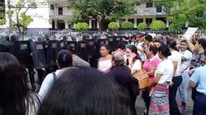 Empujones entre padres de familia del Fermín Naudeau y antimotines en protesta por falta de luz Empujones entre padres de familia del Fermín Naudeau y antimotines en protesta por falta de luz