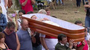 Desfilar en ataúdes en vida... para desafiar a la muerte en España