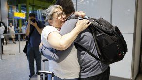 Viajeros procedentes de Estados Unidos aterrizaron en el aeropuerto londinense de Heathrow para el reencuentro con sus familiares.