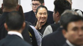 Keiko Fujimori autorizaba aplausos de sus congresistas al presidente de Perú