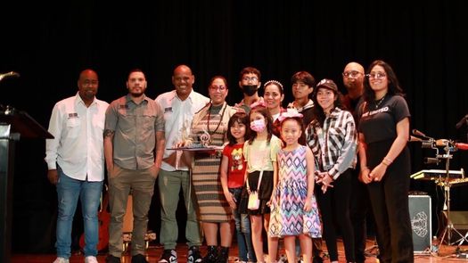 Con la entrega de un reconocimiento a la trayectoria y legado musical de I Nesta a sus familiares.