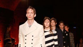 Alexander McQueen se inspira en el estilo naútico y los tatuajes para su colección