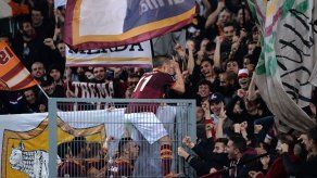 Roma derrota a Parma y se acerca a ocho puntos de Juventus