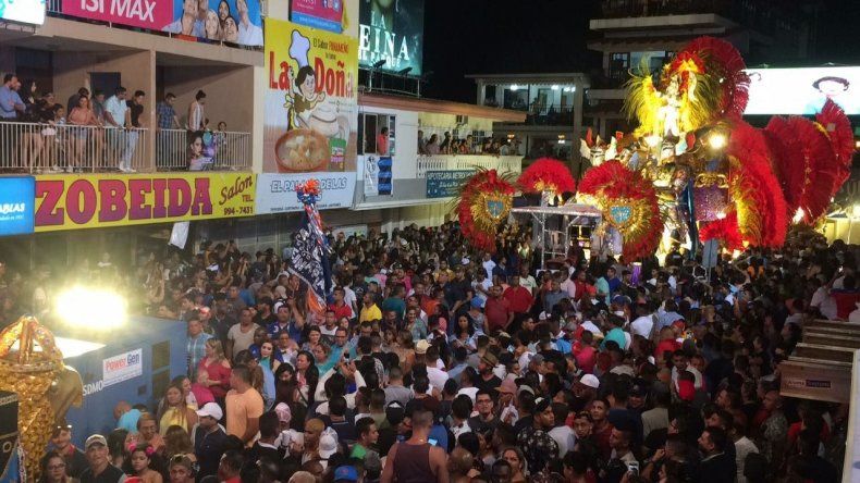 Ana Victoria Castillo en su paseo nocturno del Sábado de Carnaval