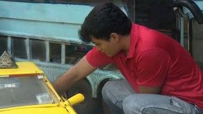 Romel Bravo, un joven con autismo que elabora réplicas de autos con material reciclado