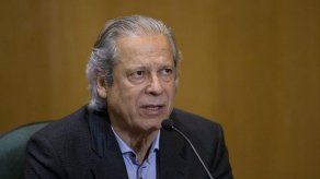 Exministro brasileño José Dirceu se entrega para cumplir 30 años de prisión