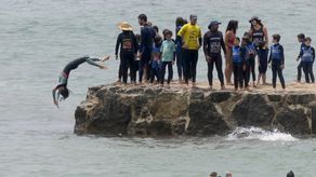 Los meteorólogos dijeron que una masa sobrecalentada de aire y vientos cálidos desde África están elevando las temperaturas en la península ibérica por encima de sus niveles habituales.