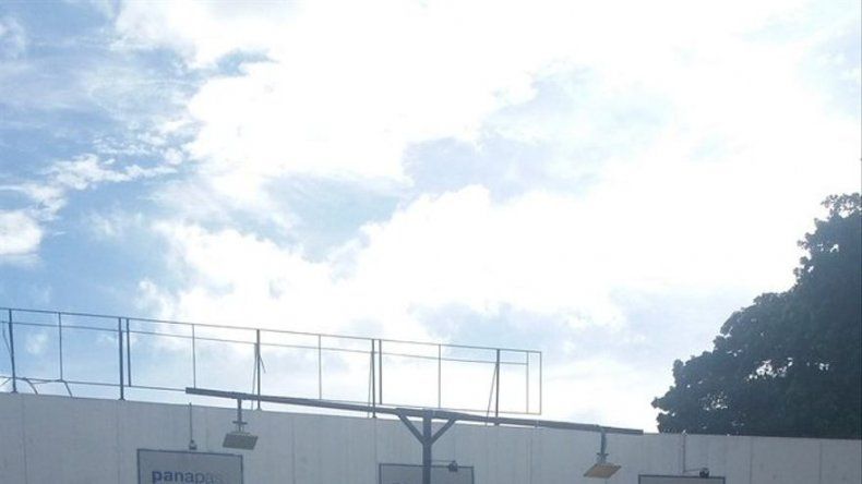 Camión articulado casi choca contra caseta del Corredor Norte