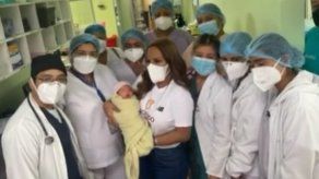 Sandra Sandoval entrega canastillas a las madres en el Hospital de Chepo