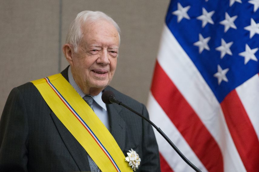 Fotografía de archivo fechada el 14 de enero de 2016 que muestra al expresidente estadounidense Jimmy Carter mientras recibe la Orden de Manuel Amador Guerrero de manos del presidente de Panamá