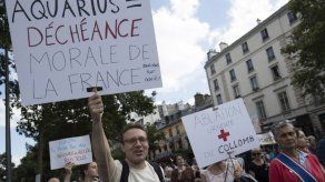 Miles de personas se manifiestan en París en favor de los inmigrantes