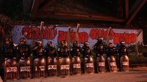 Videos compartidos en las redes sociales mostraron a un joven que presentaba una profusa hemorragia en el cuello.&nbsp;