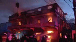 50 familias afectadas tras incendio en dos caserones de la ciudad de Colón