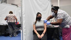 Biden adoptó el jueves una serie de medidas para impulsar la vacunación en todo el país, entre ellas la de exigir a millones de empleados federales que se inoculen o lleven máscaras continuamente y se sometan a pruebas periódicas.