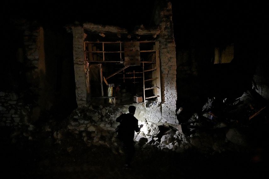 Sobrevivientes trabajan sin equipos tras sismo en Afganistán