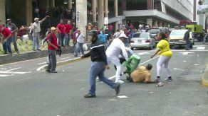 Oposición pide al poder electoral los formularios para revocatorio de Maduro
