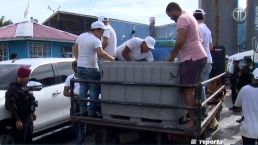 Regalan pescado frente al Mercado de Mariscos como medida de protesta ante desalojos. Regalan pescado frente al Mercado de Mariscos como medida de protesta ante desalojos.