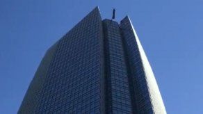 Rescatan a 2 limpiadores de ventanas en un rascacielos