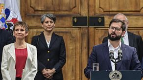 El presidente de Chile, Gabriel Boric (R), habla junto a la nueva Ministra del Interior y Seguridad Pública, Carolina Toha, durante una ceremonia en el palacio presidencial de La Moneda en Santiago.