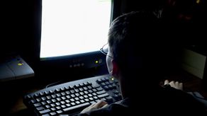 Usar mucho la computadora puede causar manchas en el rostro