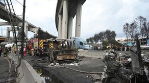 Sube a 6 el número de muertos por explosión de camión de gas en México.&nbsp;