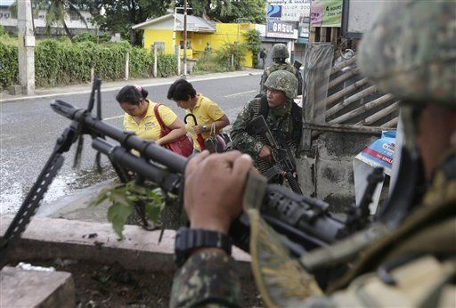 Rebeldes filipinos atacan segundo poblado