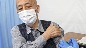 Tokio endurece medidas contra el virus, vacuna a ancianos