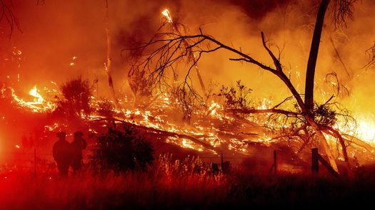 El incendio empezó en una zona de recreación que estaba llena de gente, obligando a entre 85 y 100 personas a huir a una instalación de la compañía eléctrica Pacific Gas & Electric Co.