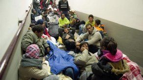 Otro centenar de refugiados partieron a pie desde Hungría hacia Austria