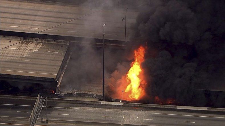 Incendio provoca derrumbe de puente carretero de Atlanta