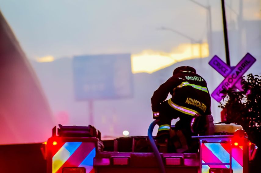 En imágenes difundidas por los medios se pueden observar automóviles calcinados y una pipa recostada en su costado quemada.