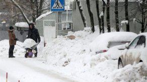 La nieve paraliza Moscú tras récord histórico de precipitaciones