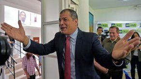 Correa llegó a Ecuador para campaña a favor de reelección indefinida