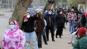 Personas hacen cola para ser inoculadas con la vacuna Pfizer-BioNTech contra COVID-19 en un centro de vacunación en Chile.