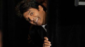 Erik Estrada dona perro detector de drogas a la policía