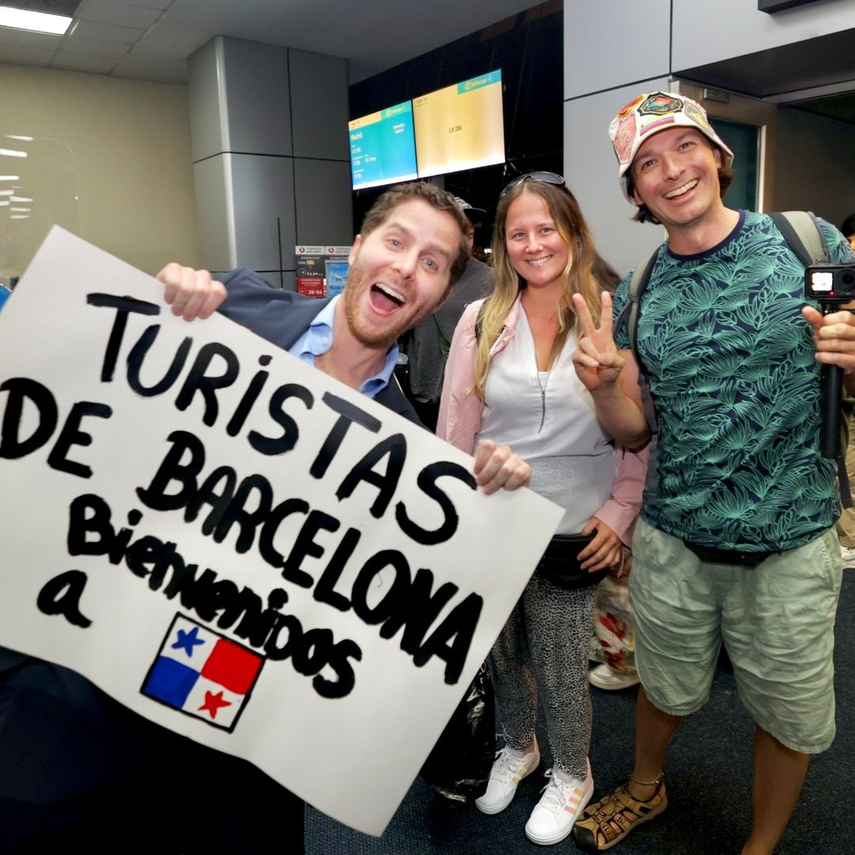 Alcalde Mayer Mizrachi recibe a turistas de Barcelona