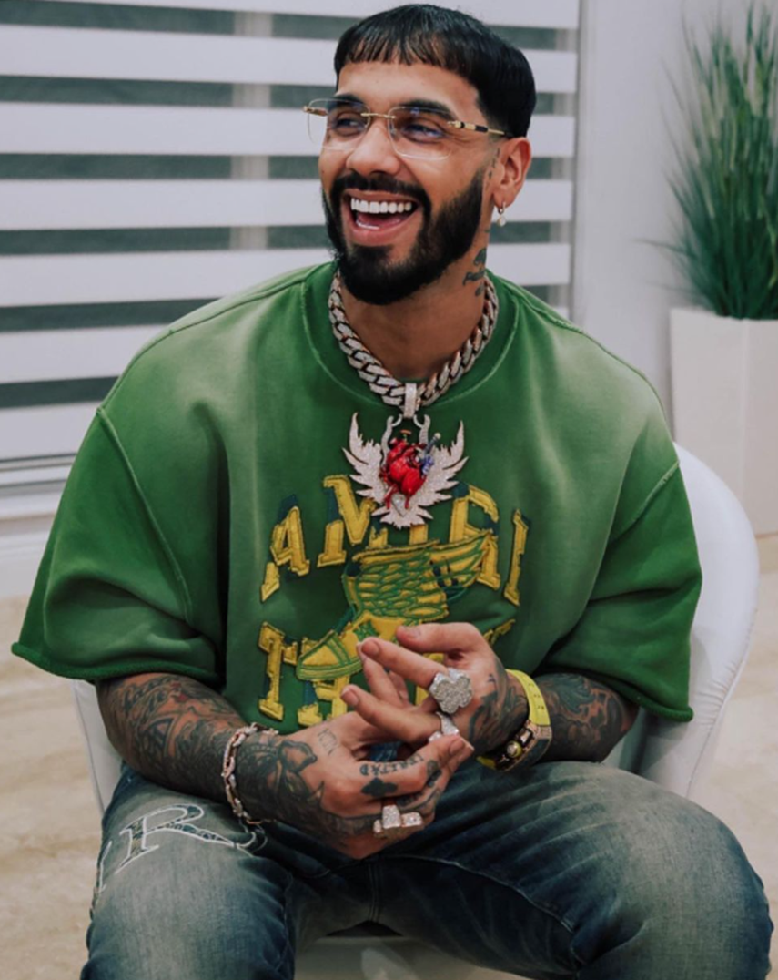 Anuel AA recibe pastel con fuerte mensaje en celebración de su cumpleaños