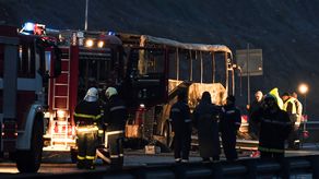 Según las primeras informaciones, el autobús volcó tras chocar en medio de la oscuridad con una barandilla.&nbsp;