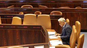 El Ministro de Relaciones Exteriores de Israel, Yair Lapid, participa en una sesión parlamento en Jerusalén.