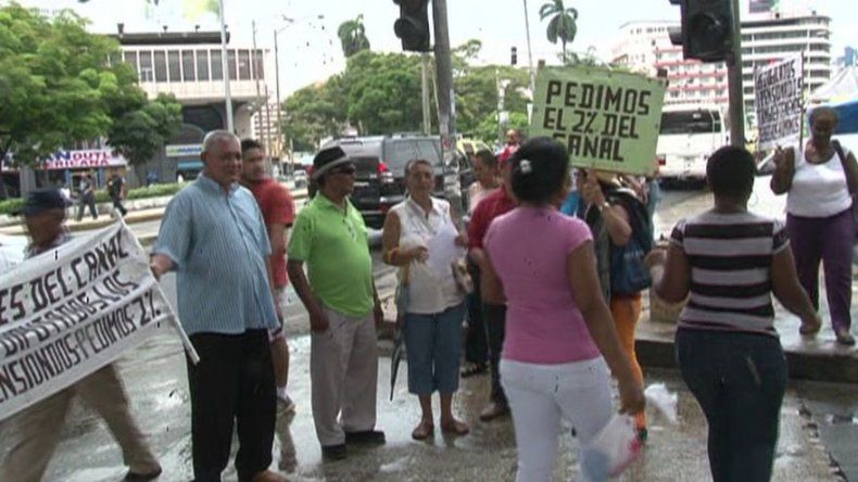 Jubilados cierran la 5 de mayo, exigen aumento de B/50
