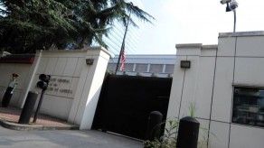 China responde a Washington y cierra un consulado estadounidense