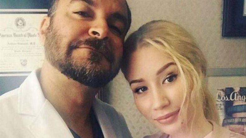 Iggy Azalea agradece a su cirujano por sus pechos respingones
