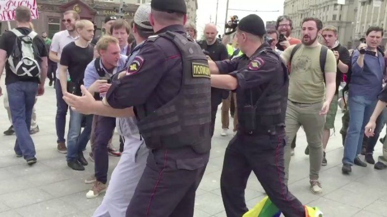 Detienen a líder de movimiento homosexual ruso en fallida marcha orgullo gay