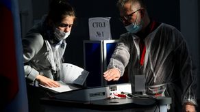 Con el recuento del 95% de los colegios electorales, el partido Rusia Unida lograba 49,6% de los votos, por delante de los comunistas (19,2%).