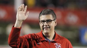 En un comunicado, el rector Joseph Castro dijo que se trató de la decisión más dificil de su carrera profesional.