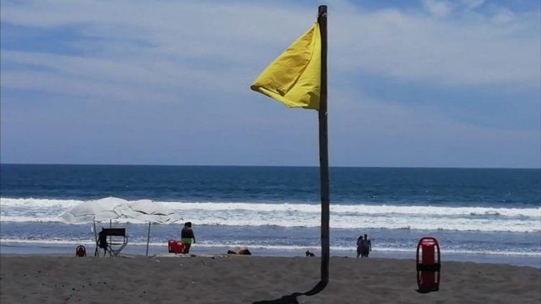 Colocan bandera roja en todas las playas del Pacífico por fuertes oleajes y mareas altas