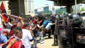Policías e indígenas se enfrentaron en la Plaza 5 de Mayo Policías e indígenas se enfrentaron en la Plaza 5 de Mayo